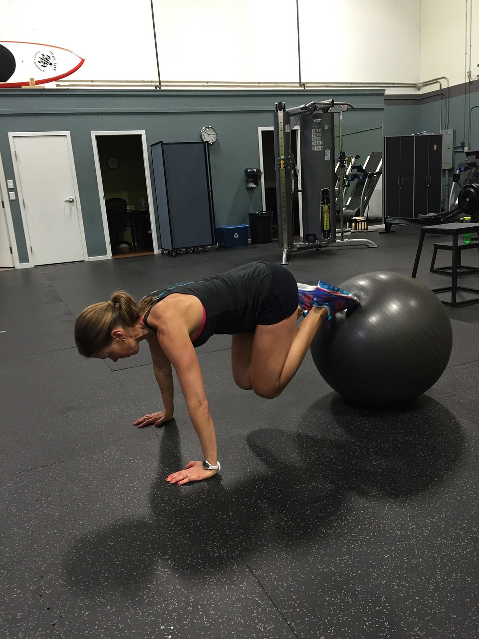 how-to-use-an-exercise-ball-fitin56